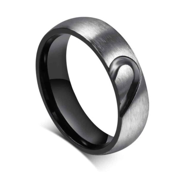 AMORE nemesacél gyűrű fekete színű díszítéssel