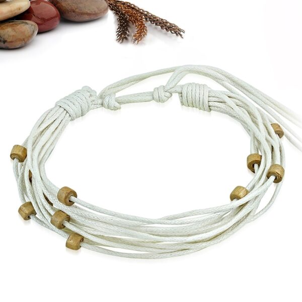Fehér színű szövet karkötő, fa dísszel