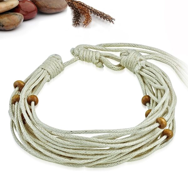 Fehér színű szövet karkötő, fa dísszel