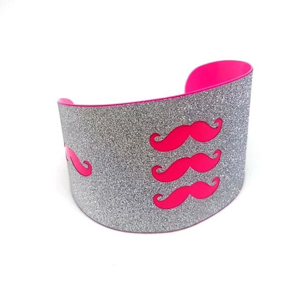 Musti - Bajusz mintával díszített merev bizsu karkötő