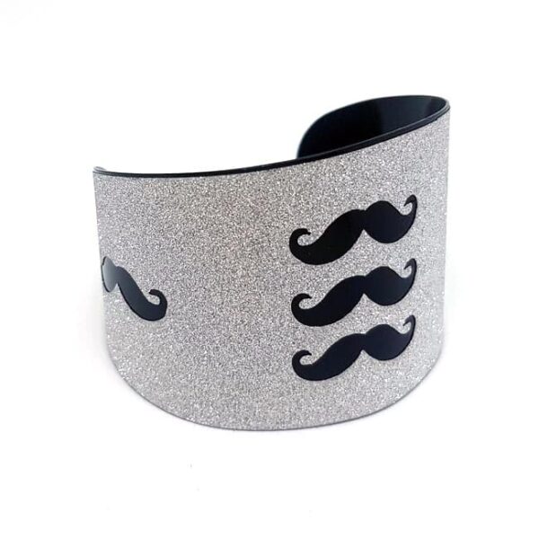 Musto - Bajusz mintával díszített merev bizsu karkötő