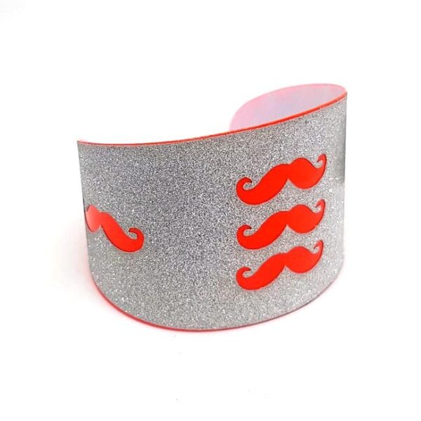 Musta - Bajusz mintával díszített merev bizsu karkötő