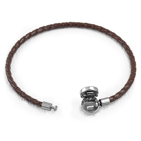 Sötét barna fonott bőr karkötő, nemesacél dísszel és zárral 