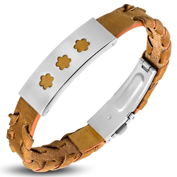 Világosbarna bőr karkötő, virág mintás nemesacél dísszel