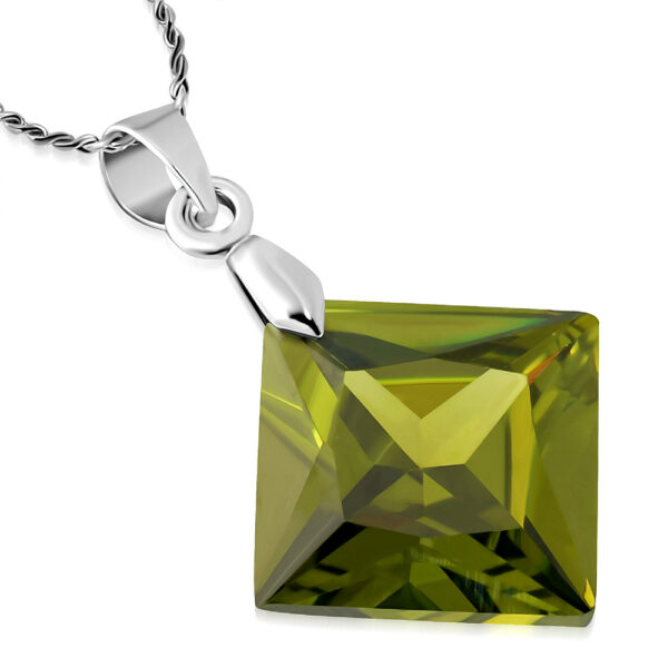 Ezüst színű nyaklánc rombusz alakú, cirkónia kristály medállal