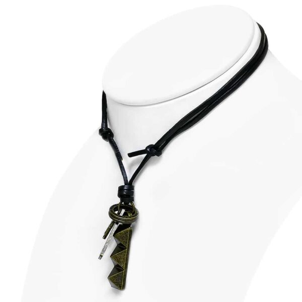 Bőr nyaklánc, piramis és Diadalív formájú medállal