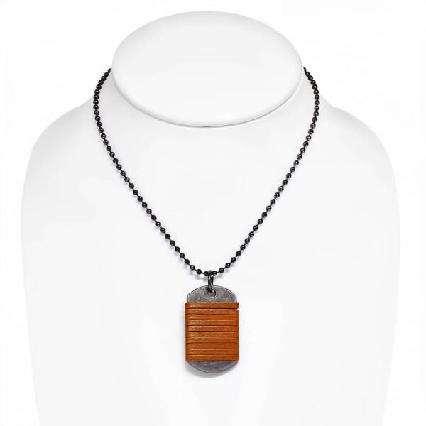 Bőrdíszes medál, katonai lánccal