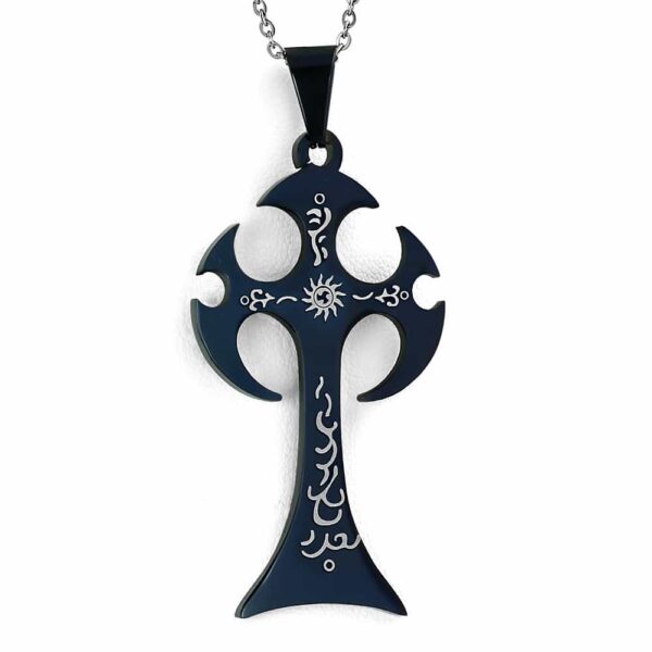 Fekete színű, törzsi kereszt alakú nemesacélmedál nonfiguratív mintával