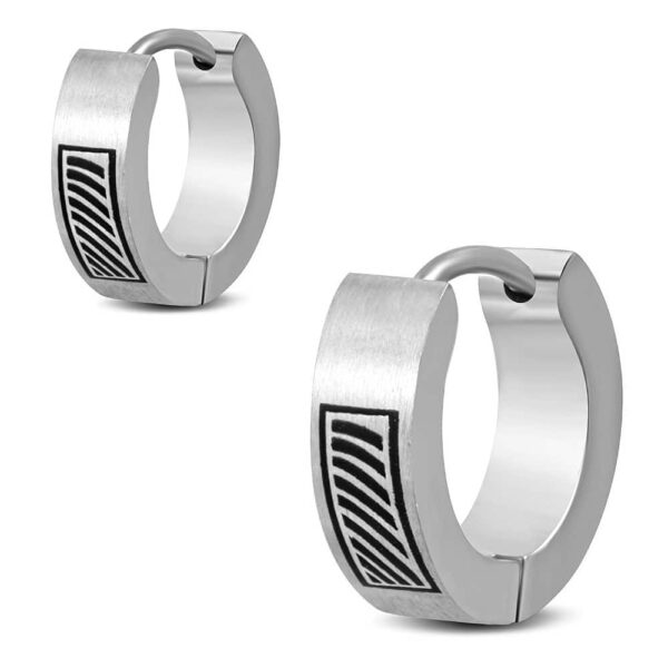 Ezüst színű, fekete mintás nemesacél fülbevaló 