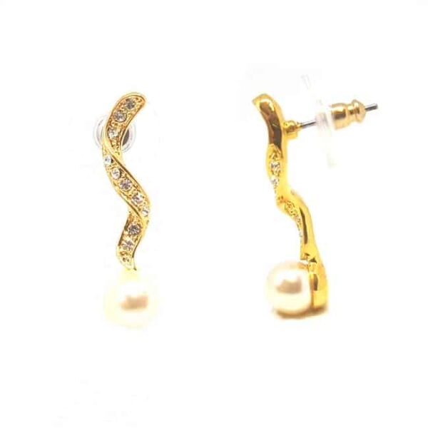 Arany színű gyöngyös fülbevaló kristályokkal díszítve ajándék díszdobozban