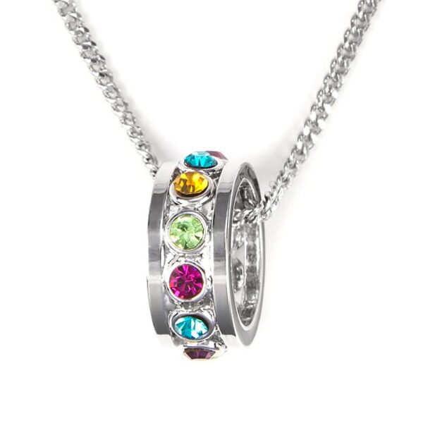 Nyaklánc gyűrű alakú színes kristályos medállal