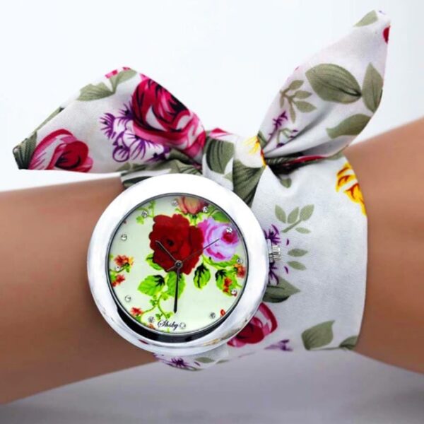Divatos, nyárias karóra fehér, virágos szövet szíjjal