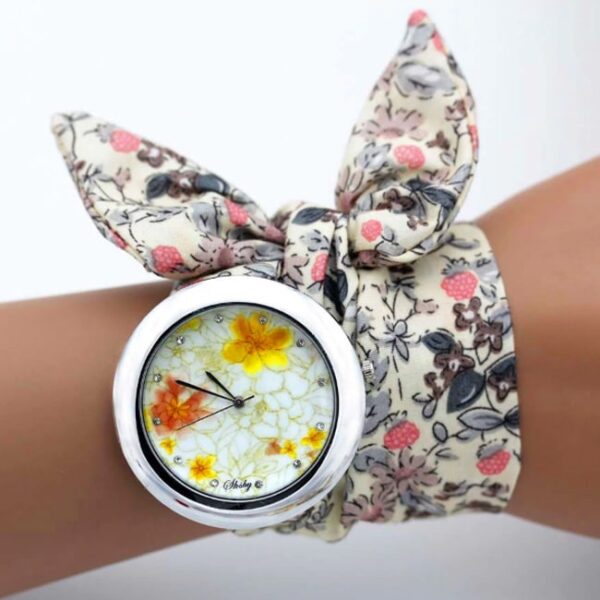 Divatos, nyárias karóra fehér, virágos szövet szíjjal