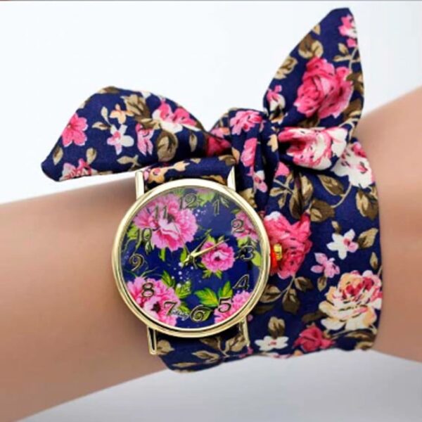 Divatos, nyárias karóra sötétkék, rózsaszín virágos szövet szíjjal