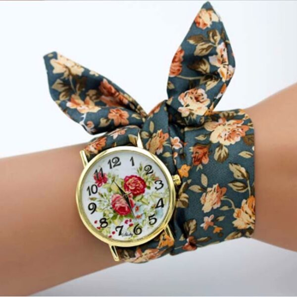 Divatos, nyárias karóra szürke, rózsaszín virágos szövet szíjjal