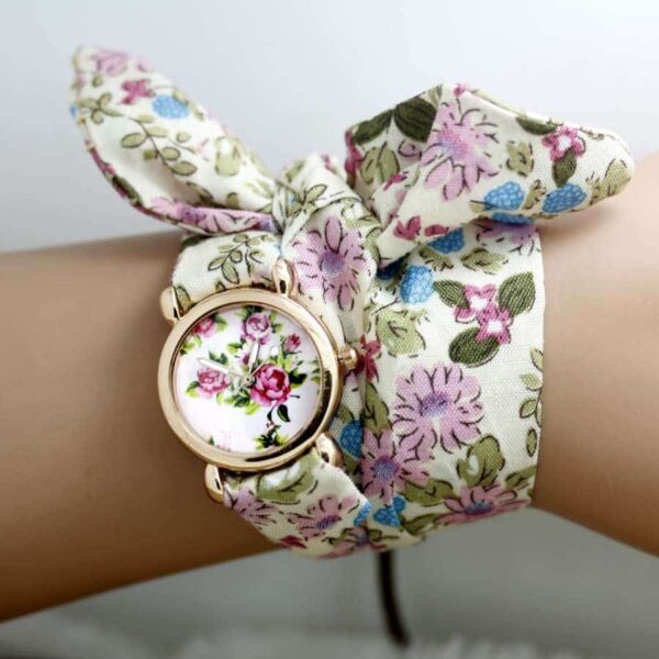 Divatos, nyárias karóra krémszínű, színes virágos szövet szíjjal
