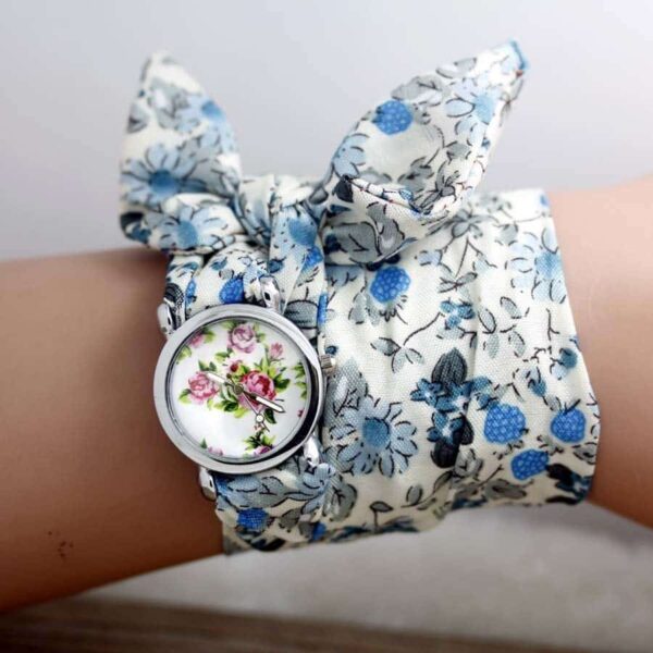 Divatos, nyárias karóra kék színű, virágos szövet szíjjal
