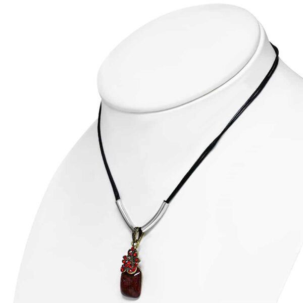 Barna színű medál, cirkónia kristályos dísszel, fonal lánccal