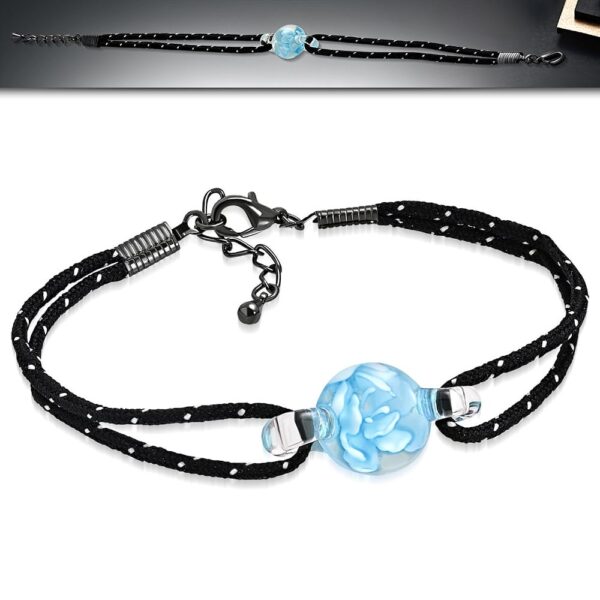 Fekete-fehér színű szövet karkötő, virág mintás üveggyöngy dísszel