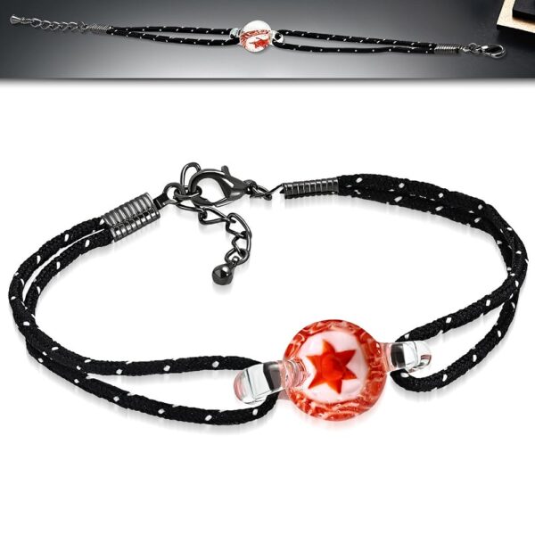 Fekete-fehér színű szövet karkötő, csillag mintás üveggyöngy dísszel