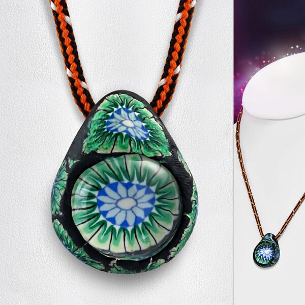 Boglárka nyaklánc virágos medállal