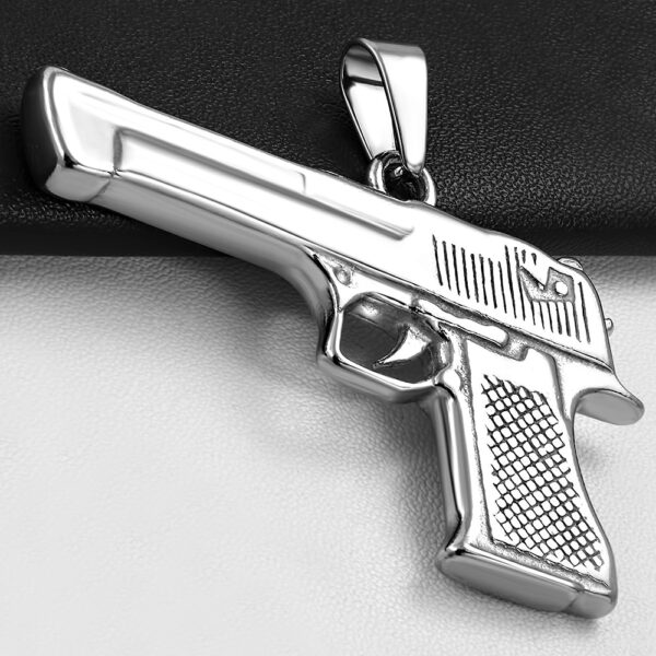 Ezüst színű, pisztolyalakú gravírozható  nemesacél medál 