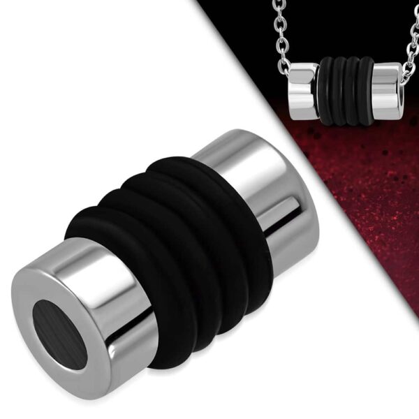 Ezüst színű nemesacél medál, fekete kaucsuk dísszel