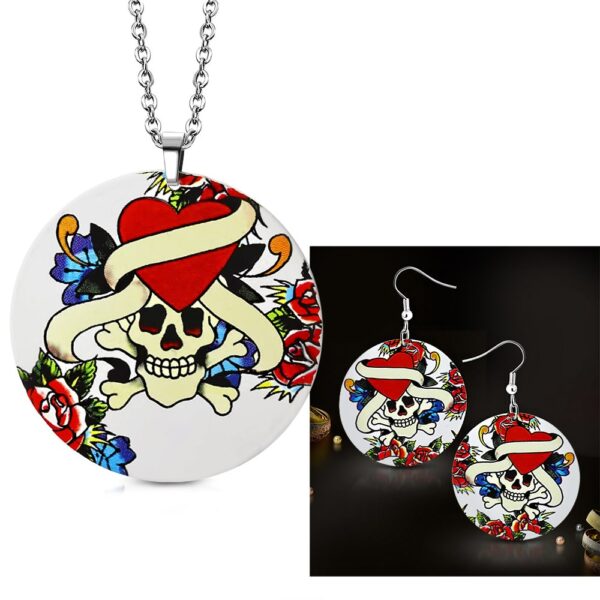 Fehér színű, kerek nemesacél szett, kalóz koponya mintás medállal és fülbevalóval