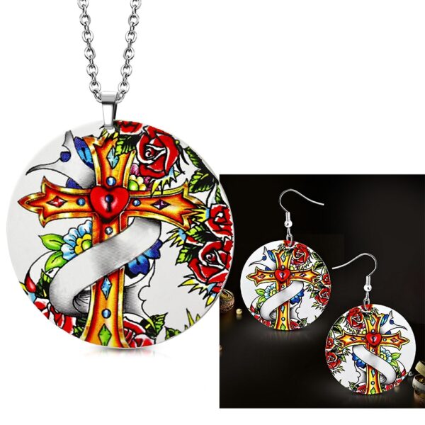 Fehér színű, kerek nemesacél szett, kereszt mintás medállal és fülbevalóval