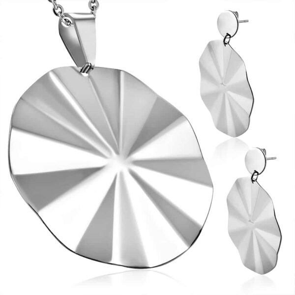 Ezüst színű, nemesacél szett, hullámos formájú medállal és fülbevalóval