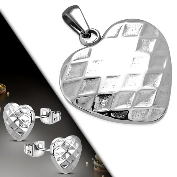 Ezüst színű nemesacél szett, szív alakú medállal és fülbevalóval