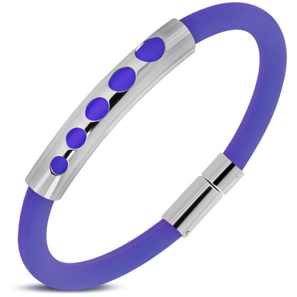 Lila színű kaucsuk karkötő, mintás nemesacél dísszel