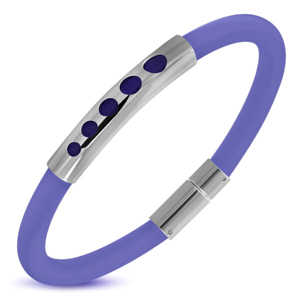 Lila színű kaucsuk karkötő, mintás nemesacél dísszel