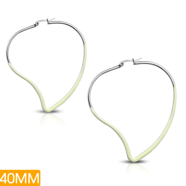 Szív alakú, fehér színnel díszített nemesacél fülbevaló ékszer