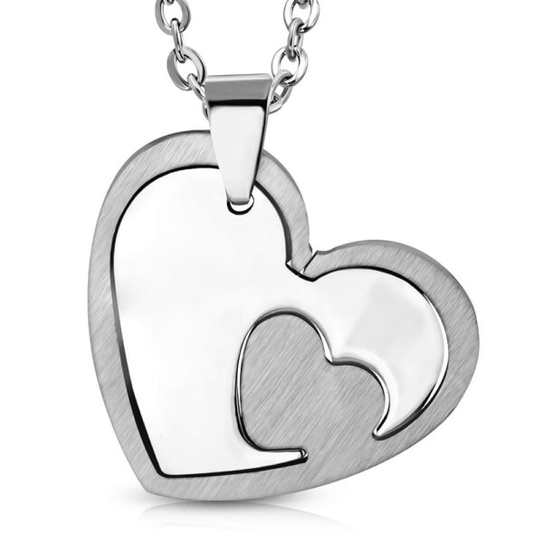 Ezüst színű, két részes, szív alakú nemesacél medál