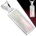 Ezüst színű, téglalap alakú, márvány mintás medál