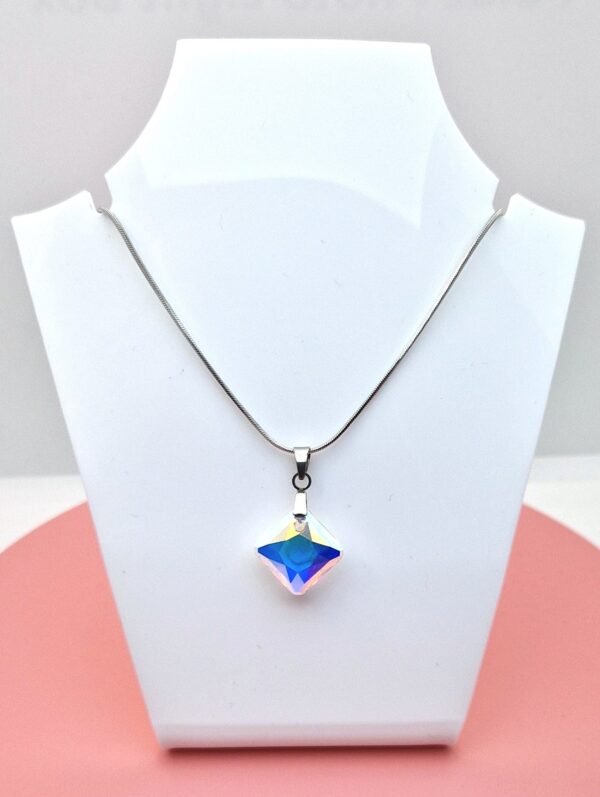 Swarovski kristályos nyaklánc-6431-CrystalAB-Rombusz-16mm_Álló