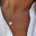 Rózsaarany nyaklánc virág medállal