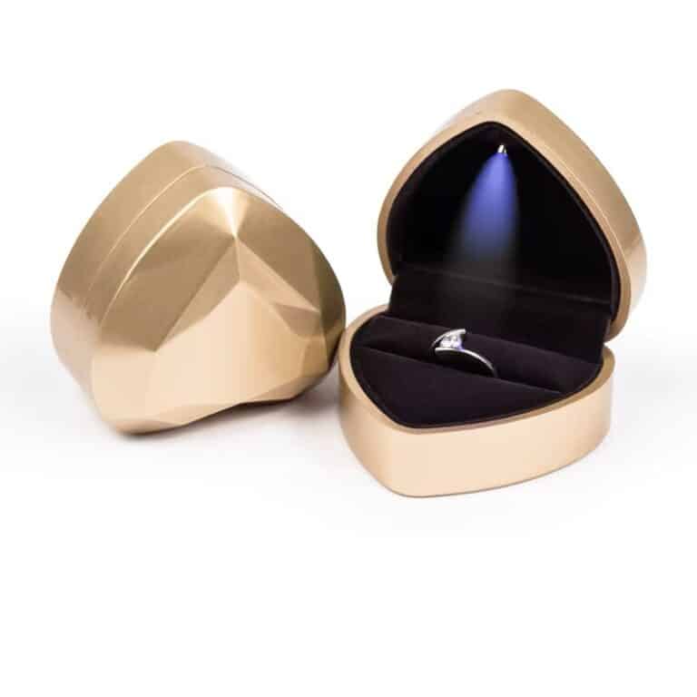 Szív LED-es díszdoboz gyűrűkhöz, fülbevalókhoz fényes arany színben