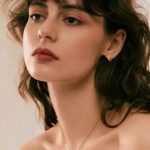 Minimalista 14K aranyozott karika ezüst fülbevaló - 2 karátos Moissanite gyémánt kövekkel - Image 3