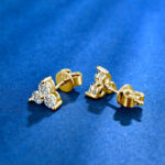 Háromszög 14K aranyozott bedugós ezüst fülbevaló - 0.6 karátos Moissanite gyémánt kövekkel - Image 3