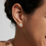 Apró 14K aranyozott bedugós ezüst fülbevaló - 1 karátos Moissanite gyémánt kővel - Image 5