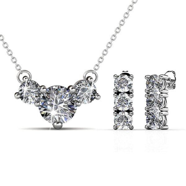 Kerek 18K aranyozott ékszerszett Swarovski® kristályokkal díszítve - Fehérarany színben - EkszerWebshop.hu
